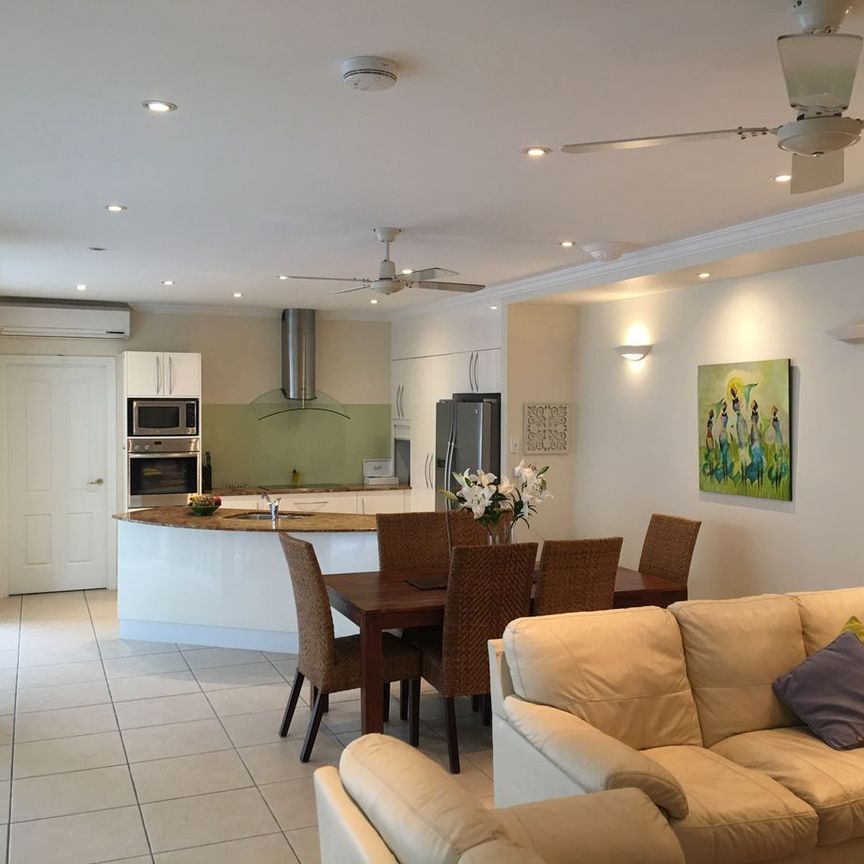 3 BEDROOM : 2 BATHROOM : FULLY FURNISHED : POOL : CLOSE TO BEACH - Photo 1
