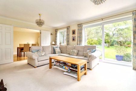 5 bedroom detached house to rent - Photo 2
