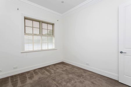 Large executive residence with classic style - Photo 4