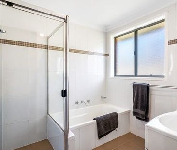 Ideal 4 Bedroom family residence with home office / retreat ! - Photo 6