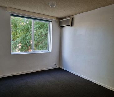 Spacious One Bedroom Apartment - Photo 2