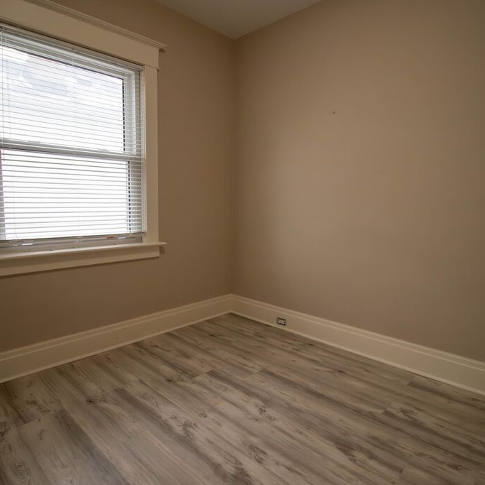 **SPACIOUS 3 BEDROOM MAIN UNIT IN ST. CATHARINES** - Photo 1