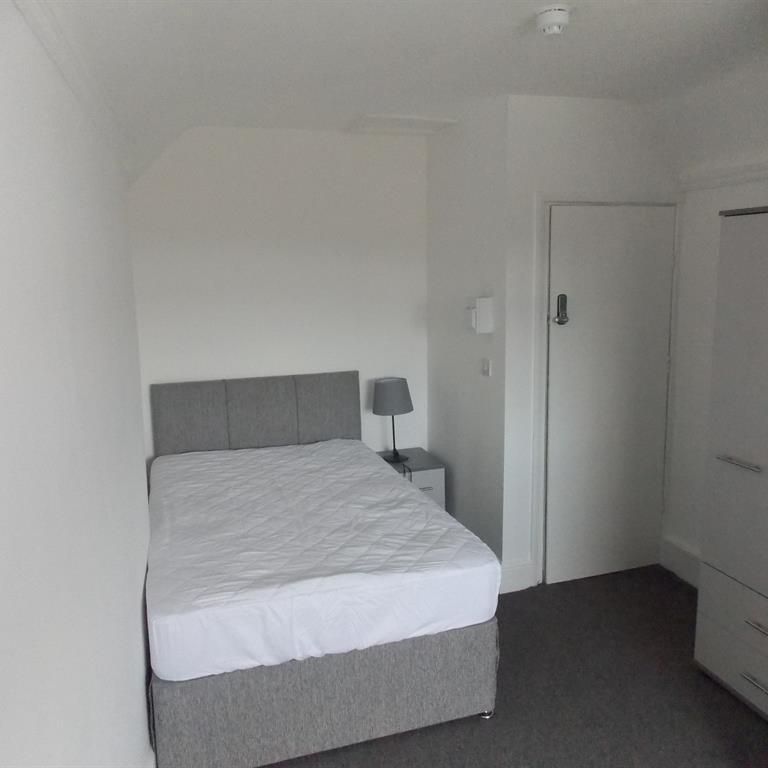 9 bedroom private hall to rent - Photo 1