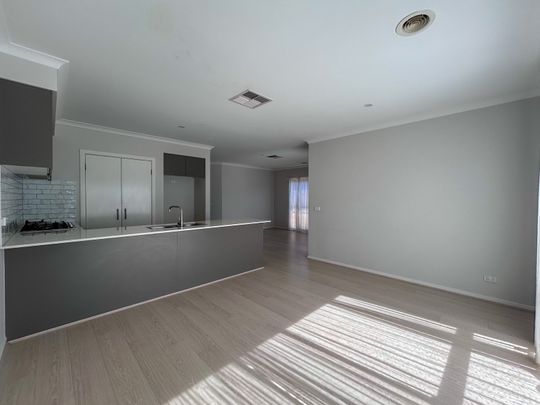 Spacious 4-Bedroom Family Home in a Prime Location - Photo 1