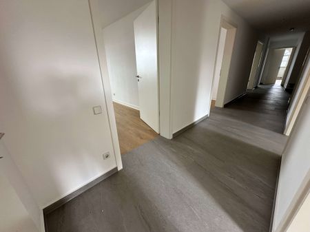 DG mit Aufzug / neue Bodenbeläge / Balkon / zwei Bäder ! - Photo 4