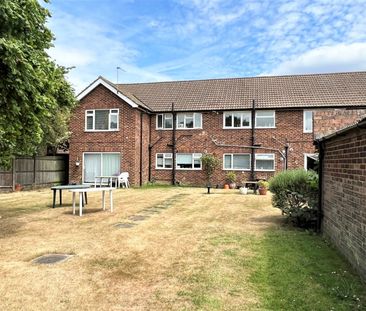 Chertsey Road, Byfleet, Surrey, KT14 - Photo 2