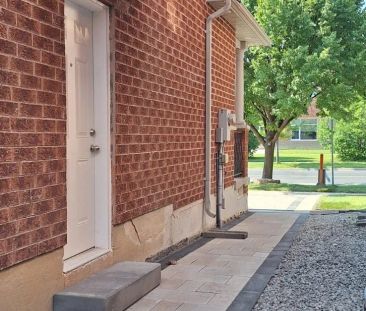 Detached Home For Lease | N9231725 - Photo 6