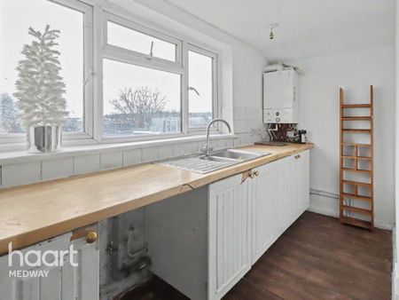 3 bedroom apartment to rent - Photo 4