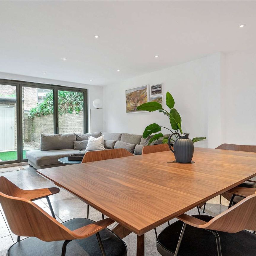 A stunning four bedroom, end of terrace home, set across three floors in a sought after Islington location. - Photo 1