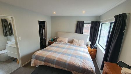 Stylish 4BR Townhouse in Glen Innes - Photo 3