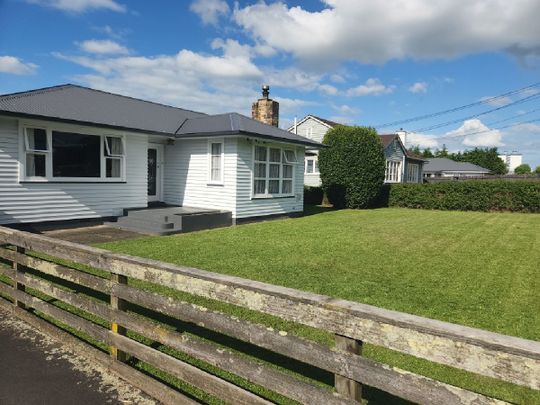 Three bedroom family home - Photo 1