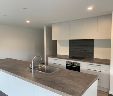 Sunny 4 Bedroom/2 bathroom Home - Photo 3