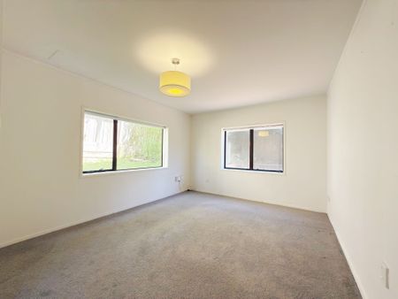 Spacious 5-Bedroom Family Home in Howick - Photo 5