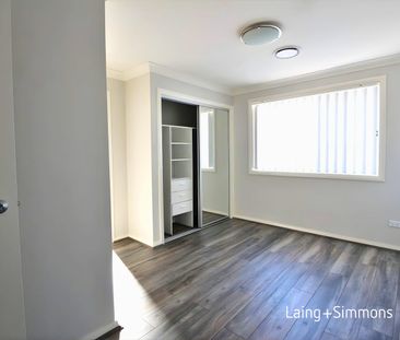 Modern three-bedroom townhouse with quality finishes - Photo 2