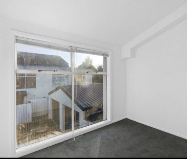 Charming 2BR Townhouse with Single garage - Photo 2
