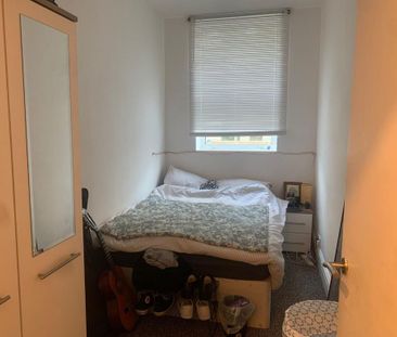 4 bedroom flat to rent - Photo 4