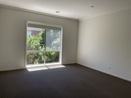 Spacious Family Living in Cranbourne North - Photo 1