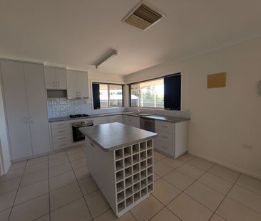 Fully Fenced Three Bedroom House - Photo 3