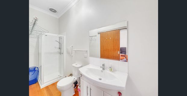 Cozy and spacious 2 bedroom house - Photo 1