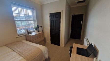 1 bedroom in a house share to rent - Photo 2