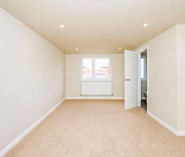 4 bedroom semi-detached house to rent - Photo 5