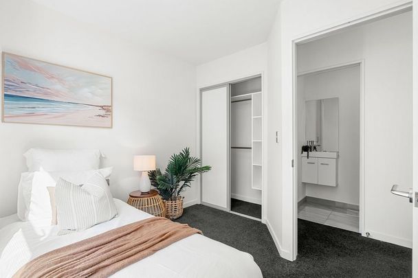 4 bedroom townhouse- stones throw from Hagley park - Photo 1