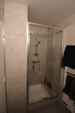 Een gerenoveerd appartement op de benedenverdieping rechts van de rechter ingang met terras en garage. - Photo 2