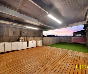 CONTEMPORARY FAMILY HOME IN A PRIME LOCATION! - Photo 3