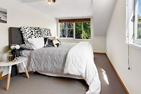 Sunny 3-Bedroom Townhouse - Photo 5