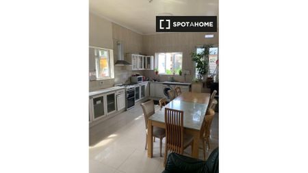 Room in a shared 7-bedroom flat for rent in Ballybough - Photo 2