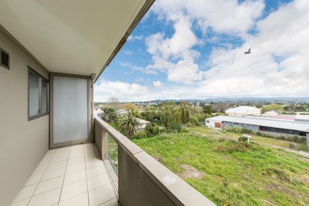 Two bedrooms apartment in Central Avondale - Photo 2