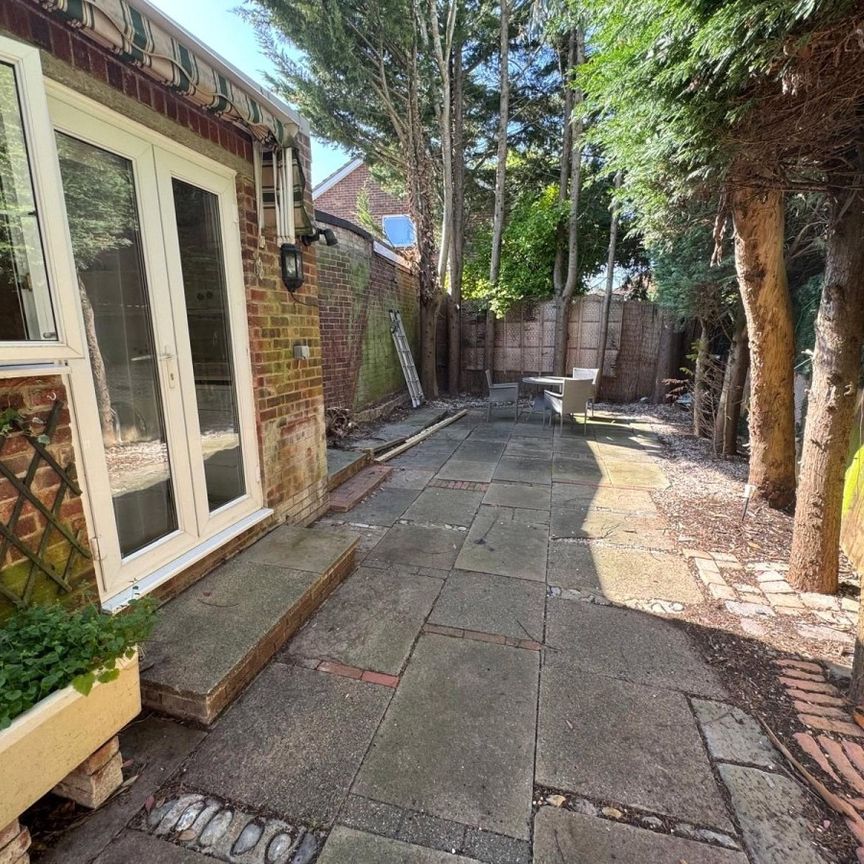 The Fairway, NW7, London - Photo 1
