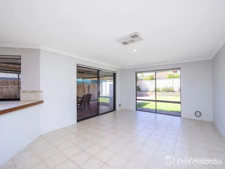 “SPACIOUS FAMILY LIVING !” - Photo 3