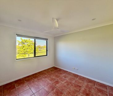 Spacious Family Home in Prestigious Regatta Estate – Walk to the Lake! - Photo 2