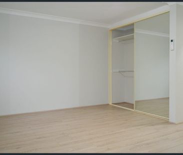 Well located 3 bedroom townhouse!! - Photo 2
