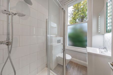 A beautifully proportioned two bedroom apartment ideally positioned for access to Richmond and St Margarets. - Photo 5