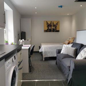 8 bedroom private hall to rent - Photo 2