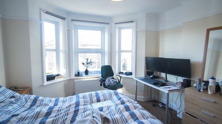 To Rent Ensbury Avenue, Ensbury Park, Bournemouth, BH10 £1,940 pcm Tenancy Info - Photo 4