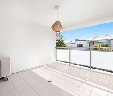 Luxurious Modern Apartment - Photo 3