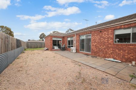 4 Bedroom Family Home in popular Maddingley - Photo 4