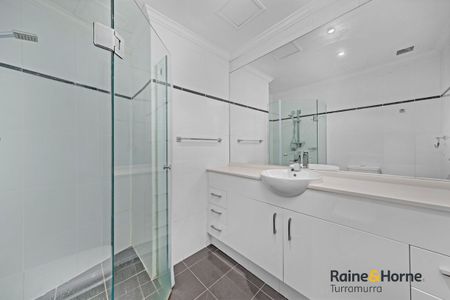 Breathtaking Water-View Luxury Apartment - Executive Living in Chiswick - Photo 3