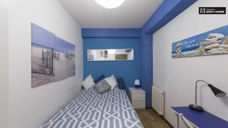 Double bed in Room in a shared 6-bedroom apartment for rent in Alcalá de Henares, Madrid. - Photo 4