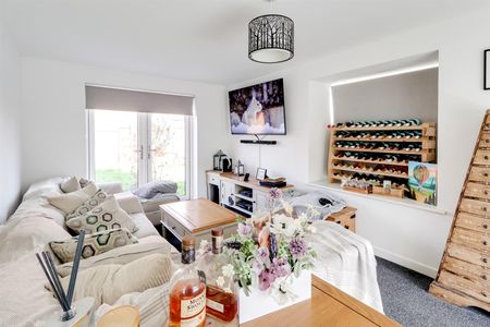 A 3 Bedroom House - Detached in Bishops Cleeve GL52 7ZX - Photo 5