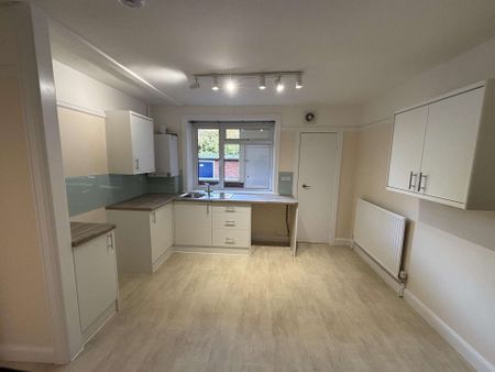 Ground floor 2 bedroom flat with parking situated close to the Cathedral, shops and Norwich Railway Station - Photo 3