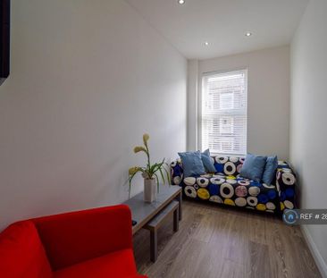 1 bedroom in a flat share to rent - Photo 3