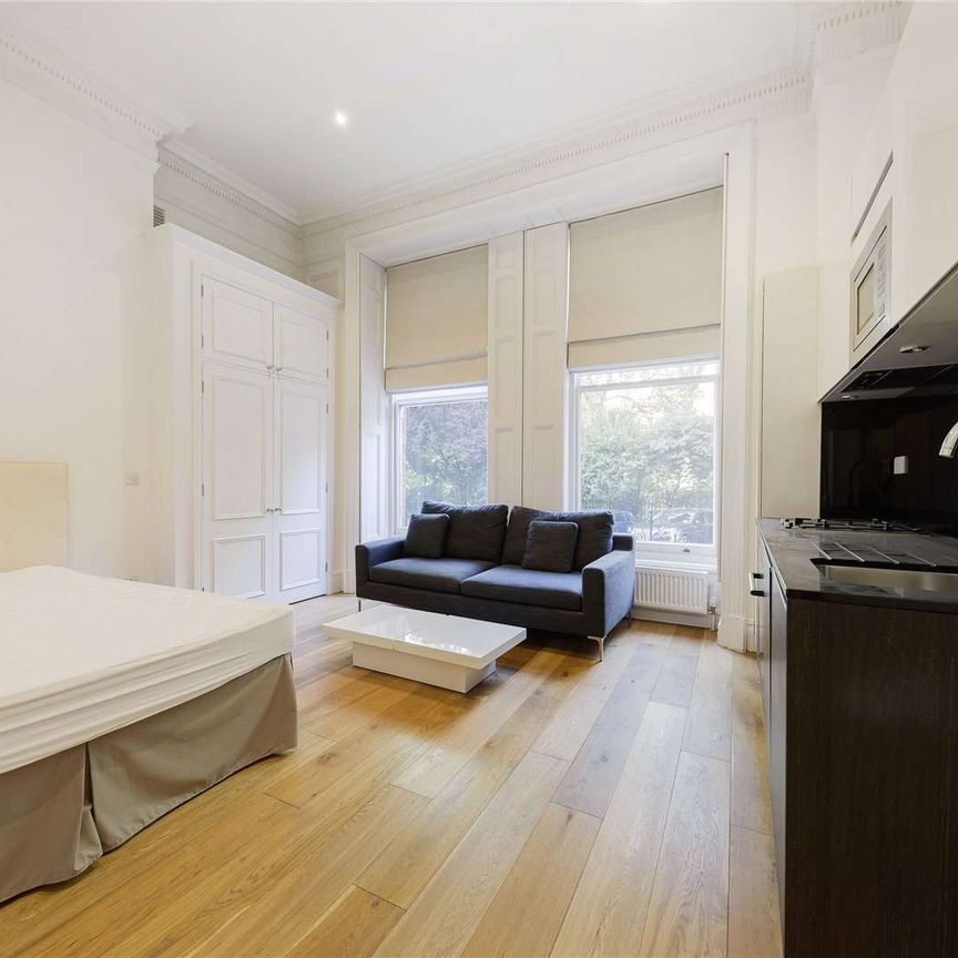 A bright furnished studio apartment overlooking the beautiful Lennox Gardens. - Photo 1