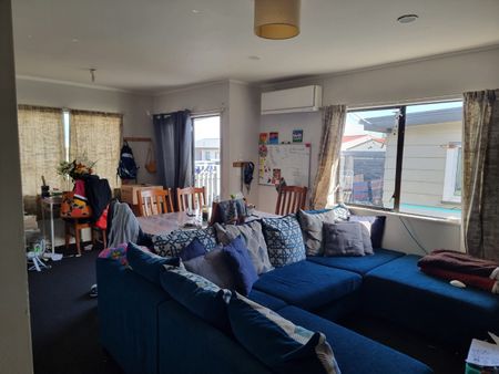 Tidy 2 bedroom - Photo 2