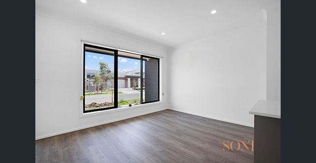 Spacious 3-Bedroom Family Home in Prime Point Cook Location! - Photo 1