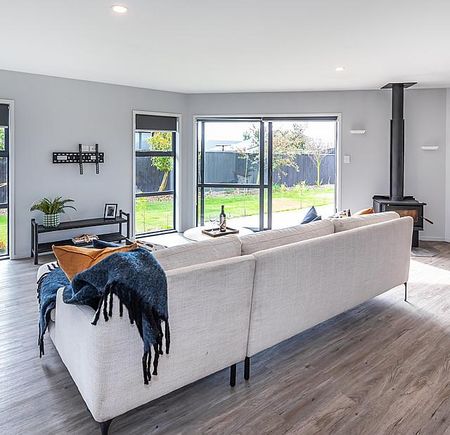 Four to Five Bedrooms - Photo 4