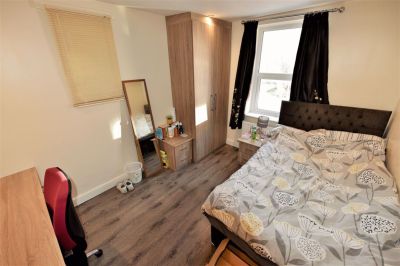 2 bedroom Flat in Otley Road, Leeds - Photo 1